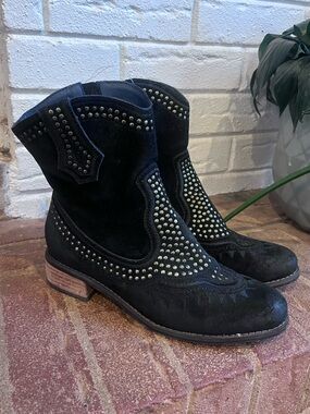 L'Artiste by Spring Step "Sarita" Studded Suede cowboy Boots, EUR size 37